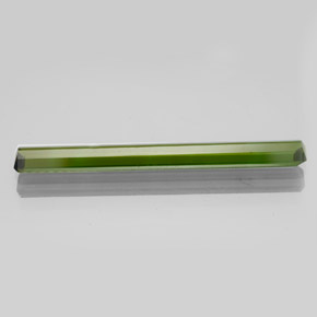 2.65カラットの天然グリーントルマリン（30.3×3.8 mm・エメラルドカット）