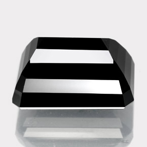 14.50カラットの天然黒トルマリン（16.2×10.5 mm・エメラルドカット）