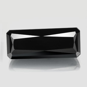 18.37カラットの天然黒トルマリン（23.2×9.4 mm・エメラルドカット）