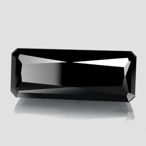 18.37カラットの天然黒トルマリン（23.2×9.4 mm・エメラルドカット）