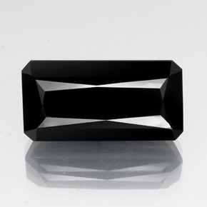 30.20カラットの天然黒トルマリン（24.9×12.6 mm・エメラルドカット）