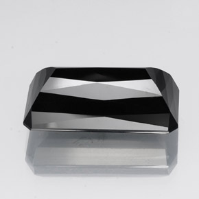 30.20カラットの天然黒トルマリン（24.9×12.6 mm・エメラルドカット）