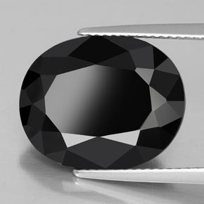 12.00カラットの天然黒トルマリン（16.4×13.2 mm・オーバルカット）