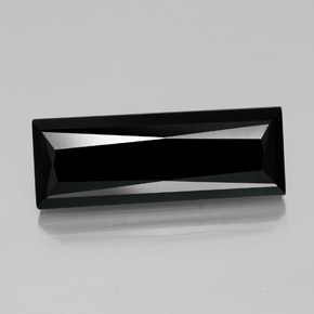 30.39カラットの天然黒トルマリン（30×10.8 mm・バゲット）