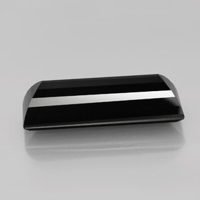 30.39カラットの天然黒トルマリン（30×10.8 mm・バゲット）