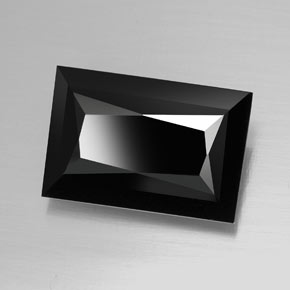 19.96カラットの天然黒トルマリン（20.4×13.7 mm・バゲット）