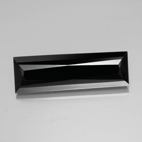 13.87カラットの天然黒トルマリン（26.3×8.4 mm・バゲット）