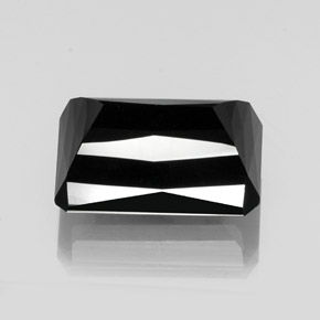 18.35カラットの天然黒トルマリン（17.9×12.8 mm・エメラルドカット）