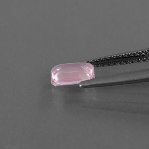 0.57カラットの天然ピンクトルマリン（6.4×4.4 mm・透明）