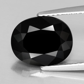 3.07カラットの天然黒トルマリン（10.8×8.7 mm・オーバルカット）