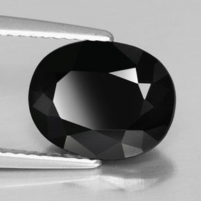 3.07カラットの天然黒トルマリン（10.8×8.7 mm・オーバルカット）