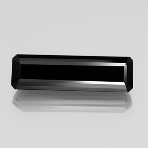 13.44カラットの天然黒トルマリン（26.7×7.8 mm・エメラルドカット）