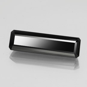 13.44カラットの天然黒トルマリン（26.7×7.8 mm・エメラルドカット）
