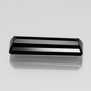 13.44カラットの天然黒トルマリン（26.7×7.8 mm・エメラルドカット）