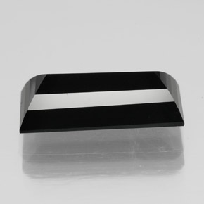5.06カラットの天然黒トルマリン（15.2×7 mm・バゲット）