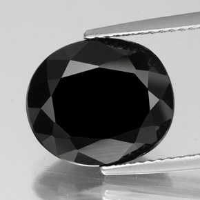 6.33カラットの天然黒トルマリン（12.8×11 mm・オーバルカット）