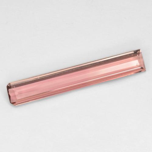 2.18カラットの天然ミディアムピンクトルマリン（22.8×3.8 mm・エメラルドカット）