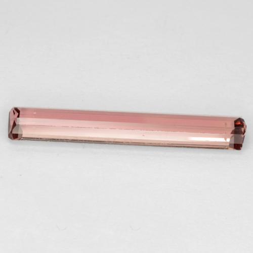 2.18カラットの天然ミディアムピンクトルマリン（22.8×3.8 mm・エメラルドカット）