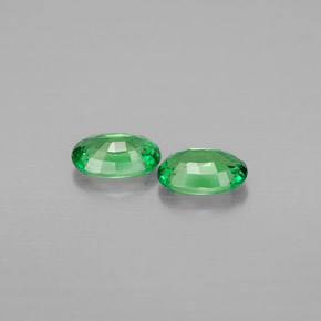 カラットの天然クロムグリーンツァボライトガーネット（6.1×4.1 mm・オーバルカット）