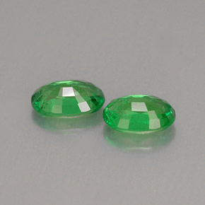 カラットの天然クロムグリーンツァボライトガーネット（6.1×4.1 mm・オーバルカット）