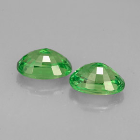カラットの天然クロムグリーンツァボライトガーネット（6.1×4.2 mm・オーバルカット）