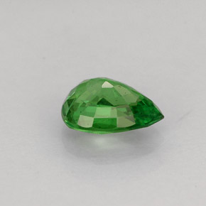 0.70カラットの天然クロムグリーンツァボライトガーネット（6.3×5 mm・洋梨の形）