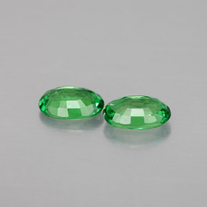 カラットの天然クロムグリーンツァボライトガーネット（6.2×4.2 mm・オーバルカット）