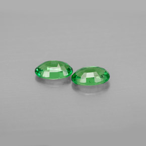 カラットの天然クロムグリーンツァボライトガーネット（6.2×4.1 mm・オーバルカット）