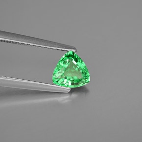 0.57カラットの天然クロムグリーンツァボライトガーネット（5.5×5.5 mm・トリリアント）