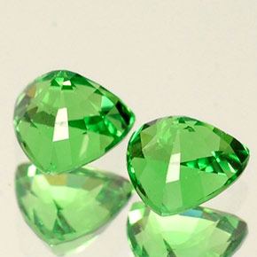 カラットの天然ビビッドグリーンツァボライトガーネット（4.2×4.1 mm・トリリアント）