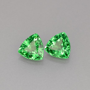 カラットの天然クロムグリーンツァボライトガーネット（4.7×4.6 mm・トリリアント）