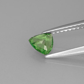 0.45カラットの天然クロムグリーンツァボライトガーネット（5.1×5 mm・トリリアント）