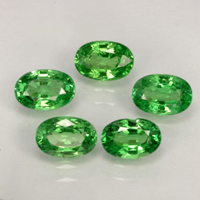 カラットの天然ビビッドグリーンツァボライトガーネット（6.1×4.2 mm・オーバルカット）