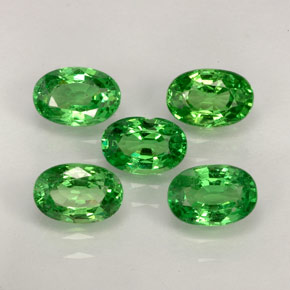 カラットの天然ビビッドグリーンツァボライトガーネット（6.1×4.2 mm・オーバルカット）