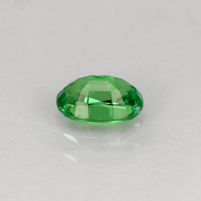 0.63カラットの天然グリーンツァボライトガーネット（6.1×4.2 mm・オーバルカット）