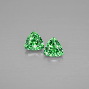 カラットの天然ビビッドグリーンツァボライトガーネット（4.2×4.1 mm・トリリアント）
