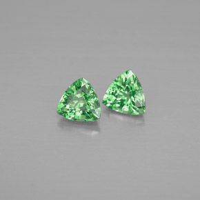 カラットの天然ビビッドグリーンツァボライトガーネット（4.2×4.1 mm・トリリアント）