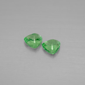 カラットの天然ビビッドグリーンツァボライトガーネット（4.2×4.1 mm・トリリアント）
