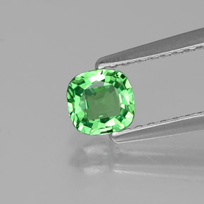 0.44カラットの天然グリーンツァボライトガーネット（4.6×4.5 mm・クッションカット）