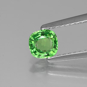 0.48カラットの天然グリーンツァボライトガーネット（4.7×4.6 mm・クッションカット）