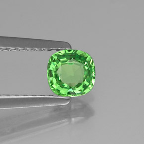 0.48カラットの天然グリーンツァボライトガーネット（4.7×4.6 mm・クッションカット）