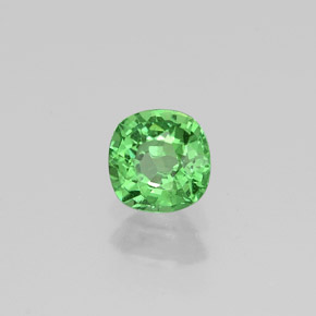 0.48カラットの天然グリーンツァボライトガーネット（4.6×4.6 mm・クッションカット）