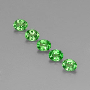 カラットの天然グリーンツァボライトガーネット（4.5×3.6 mm・オーバルカット）