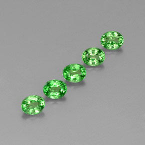 カラットの天然グリーンツァボライトガーネット（4.5×3.6 mm・オーバルカット）