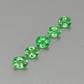 カラットの天然グリーンツァボライトガーネット（4.7×3.8 mm・オーバルカット）