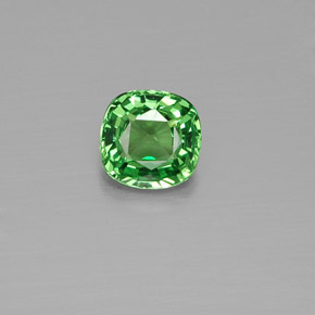 0.48カラットの天然グリーンツァボライトガーネット（4.7×4.6 mm・クッションカット）