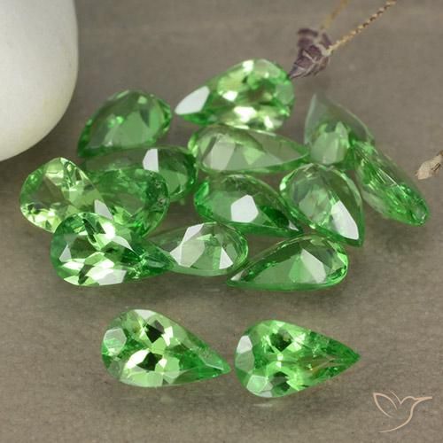 Shop natural 2.78ct ミディアムグリーン ツァボライトガーネット gems, 洋梨の形, from タンザニア at GemSelect. In stock, global shipping!