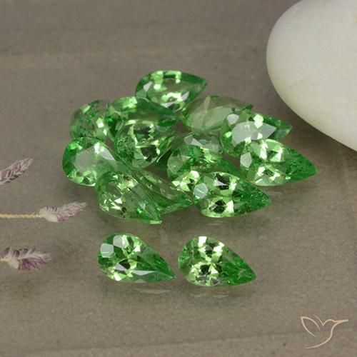 Shop natural 3.33ct 鮮やかなグリーン ツァボライトガーネット gems, 洋梨の形, from タンザニア at GemSelect. In stock, global shipping!