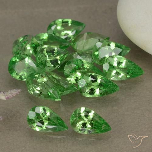 Shop natural 3.33ct 鮮やかなグリーン ツァボライトガーネット gems, 洋梨の形, from タンザニア at GemSelect. In stock, global shipping!