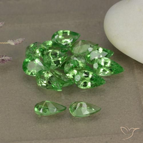 Shop natural 3.33ct 鮮やかなグリーン ツァボライトガーネット gems, 洋梨の形, from タンザニア at GemSelect. In stock, global shipping!